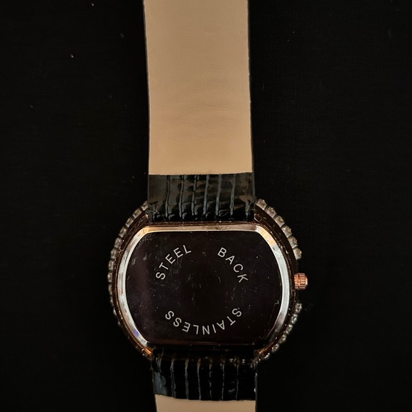 Luxury full rhinestone round dial black strap. - Picture 4 of 4